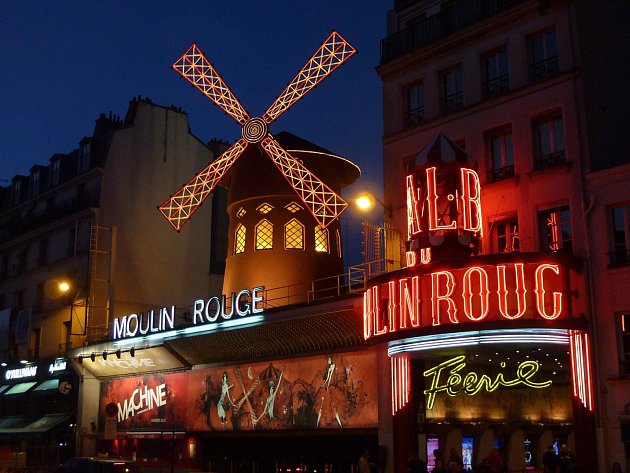 V Paříži se v noci zřítila křídla mlýna na známém kabaretu Moulin Rouge