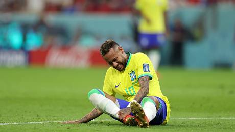Stejné obavy Brazilců jako před osmi lety na domácím šampionátu - zraněný Neymar a kolem budoucnosti ústřední hvězdy řada otazníků.