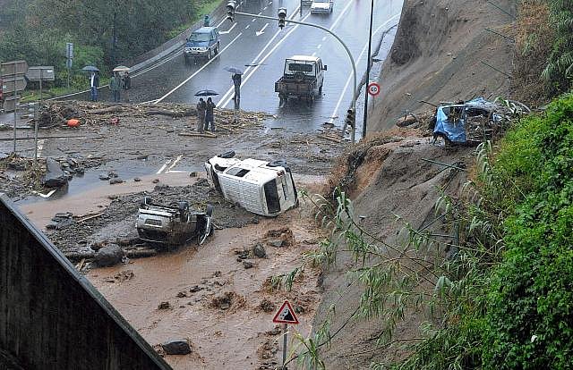 Nejméně 25 lidí zahynulo na portugalském ostrově Madeira v důsledku přívalových dešťů a silného větru.