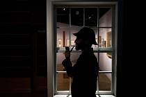 V městském Londýnském muzeu se otevřela výstava věnovaná detektivovi Sherlocku Holmesovi z knih spisovatele Arthura Conana Doylea. 