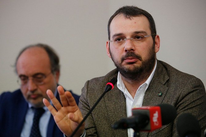 Paolo Borrometi na tiskové konferenci k pokusu o atentát na jeho osobu