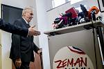 Prezident Miloš Zeman a jeho manželka Ivana vystoupili 6. listopadu v Praze na tiskové konferenci k Zemanově kandidatuře do prezidentských voleb.