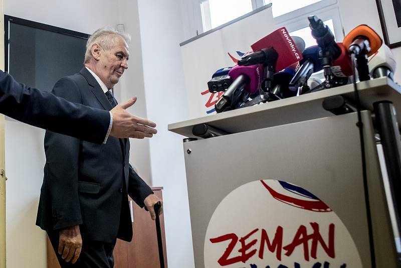 Prezident Miloš Zeman a jeho manželka Ivana vystoupili 6. listopadu v Praze na tiskové konferenci k Zemanově kandidatuře do prezidentských voleb.
