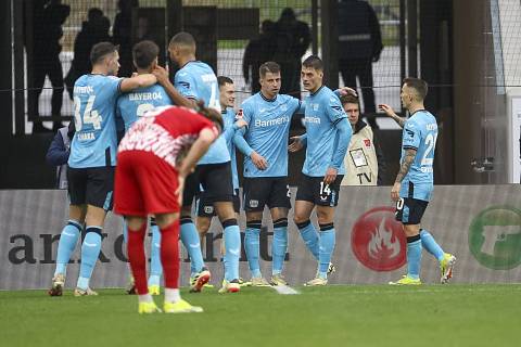 Adam Hložek a Patrik Schick svými góly zařídili vítězství fotbalistů Leverkusenu.