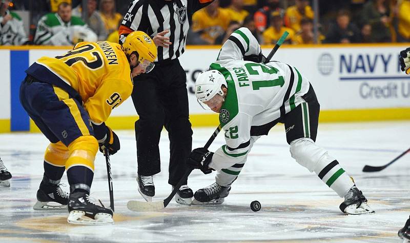 Radek Faksa v dresu Dallas Stars na buly proti soupeři z Chicaga Blackhawks