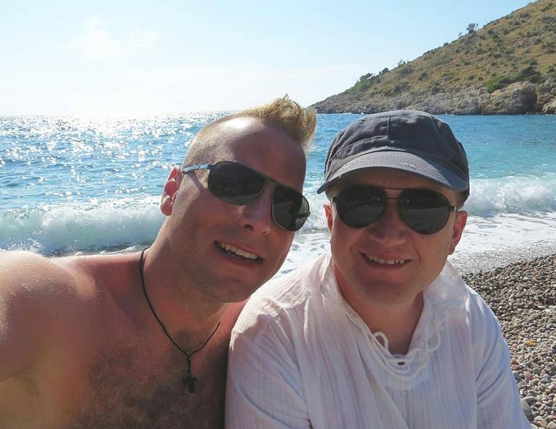 Registrovaný manželský pár Robert Zauer (40 let) a Tomáš Kavalec (38 let) z Teplic, selfíčka z cestování po světě. Na lodi v mořském zálivu ostrova Chios.