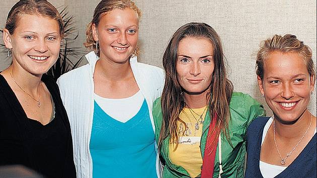 TÝM. Lucie Šafářová (vlevo) se možná stane jedničkou fedcupového týmu. A vedle ní stojící Petra Kvitová případně nahradí silně nachlazenou světovou desítku Nicole Vaidišovou. Stálicemi výběru kapitána Aleše Kodata jsou Iveta Benešová a Barbora Strýcová.