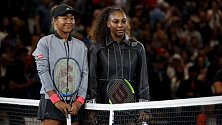Japonská tenistka Naomi Ósakaová (vlevo) a Serena Williamsová z USA před začátkem finále dvouhry US Open.