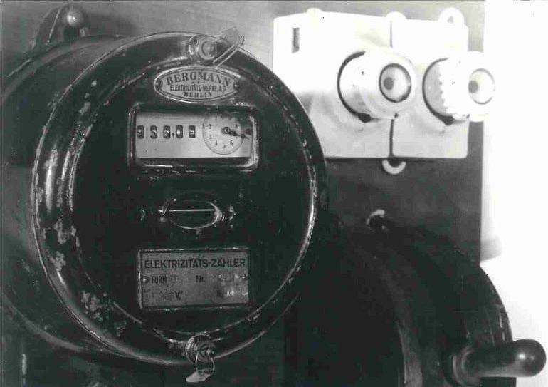 Starý mincovní elektroměr