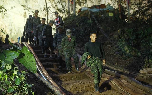 Guvernér Narongsak Osotthanakorn chce pomoci k záchraně uvězněných chlapců co nejdříve.
