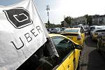 Proti Uberu protestují taxikáři napříč planetou.