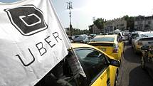 Proti Uberu protestují taxikáři napříč planetou.