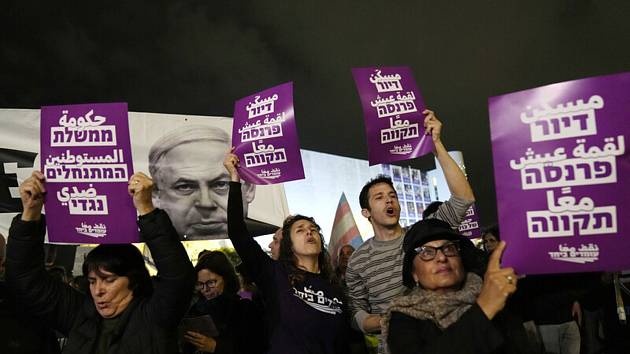Tisíce lidí protestují 7. ledna 2023 v Tel Avivu proti nové vládě premiéra Benjamina Netanjahua, v níž jsou i krajně pravicové strany