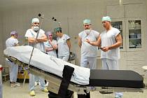 Lékaři Nemocnice Valašské Meziříčí, která je členem skupiny AGEL, využívají při operacích nový moderní operační stůl. Vybavení v hodnotě 1,8 milionu korun je určené pro veškeré operace napříč lékařskými odbornostmi.