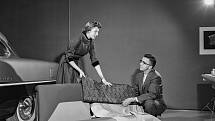 Sue Vanderbilt při výběru textilií pro potahy sedaček. 