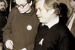 Budoucí prezident Václav Havel s Alexandrem Vondrou během revolučního listopadu roku 1989.