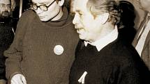 Budoucí prezident Václav Havel s Alexandrem Vondrou během revolučního listopadu roku 1989.