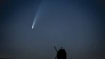 Kometa C/2020 F3 NEOWISE u větrného mlýnu který se nachází v obci Stará ves u Bílovce.