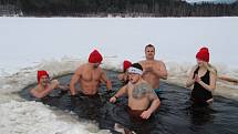 Nedělní koupel v ledové vodě na Křišťanovickém rybníku parta z Prachaticka nikdy nevynechá. Pak si společně opečou vuřty.
