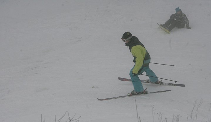 V mlze se dají lyžařské sporty provozovat jen těžko.