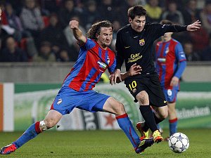 Lionel Messi z Barcelony se tlačí přes Petra Jiřáčka.