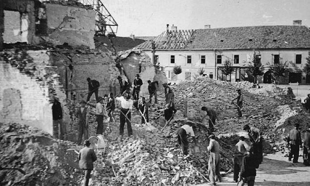 Německo žádalo po Maďarsku, aby se jeho armáda připojila k invazi do Sovětského svazu od počátku, Maďarsko se však zprvu bránilo. Jeho přístup se změnil 26. června 1941, kdy sovětské letectvo bombardovalo na Slovensku Košice