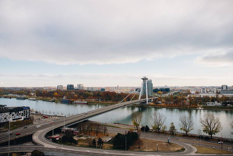 Most Slovenského národního povstání je dominantou Bratislavy. Vévodí mu restaurace na hlavici pylonu ve výšce 85 metrů, která dnes nese název UFO. Je spojená s vyhlídkovou plošinou, z níž je za dobré viditelnosti možné dohlédnout až sto kilometrů daleko.