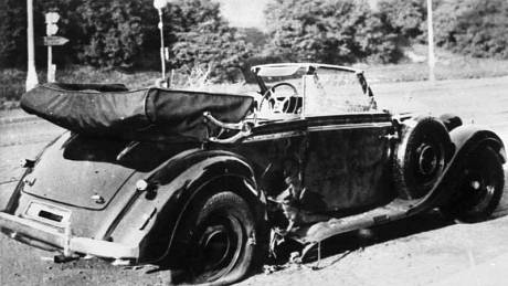 Poškozený vůz Mercedes-Benz W142 Reinharda Heydricha na místě činu