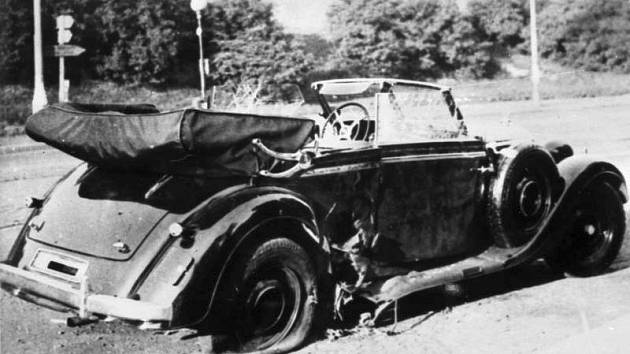 Poškozený vůz Mercedes-Benz W142 Reinharda Heydricha na místě činu