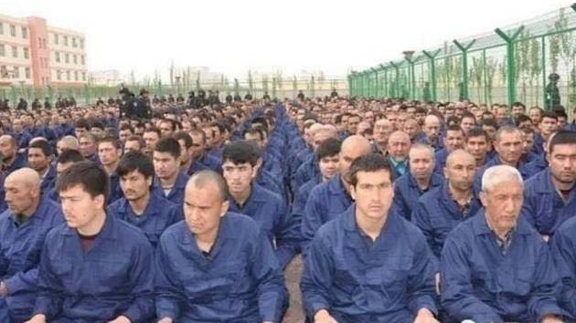 Čína podle OSN drží v táborech na milion Ujgurů kvůli "převýchově".