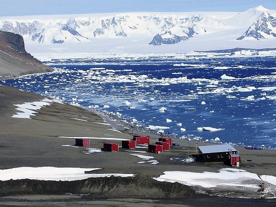 Česká polární stanice Johanna Gregora Mendela na ostrově Jamese Rosse v Antarktidě.