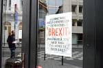 Nápis na anglické restauraci v centru Bruselu varuje zákazníky, že pokud se zmíní o brexitu, dostanou dvacetiprocentní přirážku (snímek z 31. ledna 2020). Britové v metropoli EU nepatří mezi zastánce vystoupení své země z unie