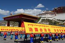 Čínské oslavy v tibetské Lhase.