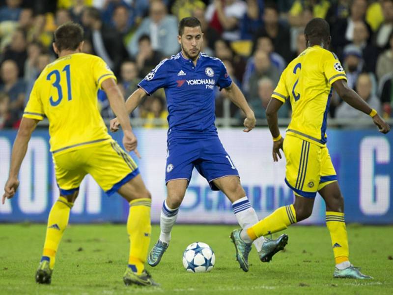 Eden Hazard z Chelsea (uprostřed) se snaží prosadit proti Maccabi.