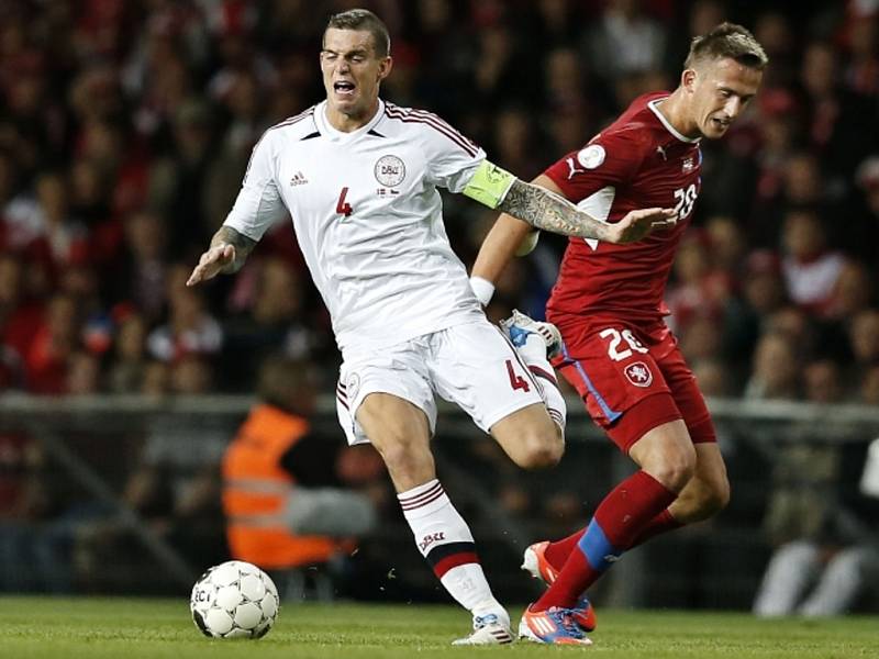 Tomáš Pekhart (vpravo) a Daniel Agger z Dánska.