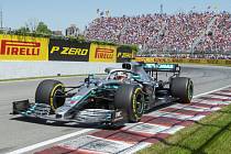 Britský jezdec Lewis Hamilton ze stáje Mercedesu na startu Velké ceny Kanady formule 1
