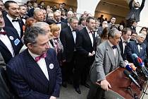 Prezidentský kandidát Karel Schwarzenberg (vpravo) vystoupil 17. ledna v Poslanecké sněmovně na tiskové konferenci starostů z hnutí Starostové a nezávislí, Starostové pro Liberecký kraj a Sdružení místních samospráv.