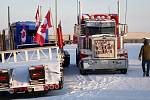 Konvoj nákladních aut, jejichž řidiči protestují proti politice vlády premiéra Justina Trudeaua v boji proti koronaviru.