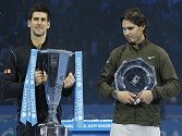 Novak Djokovič (vlevo) porazil ve finále Turnaje mistrů v Londýně Rafaela Nadala a prestižní podnik vyhrál už potřetí v kariéře.