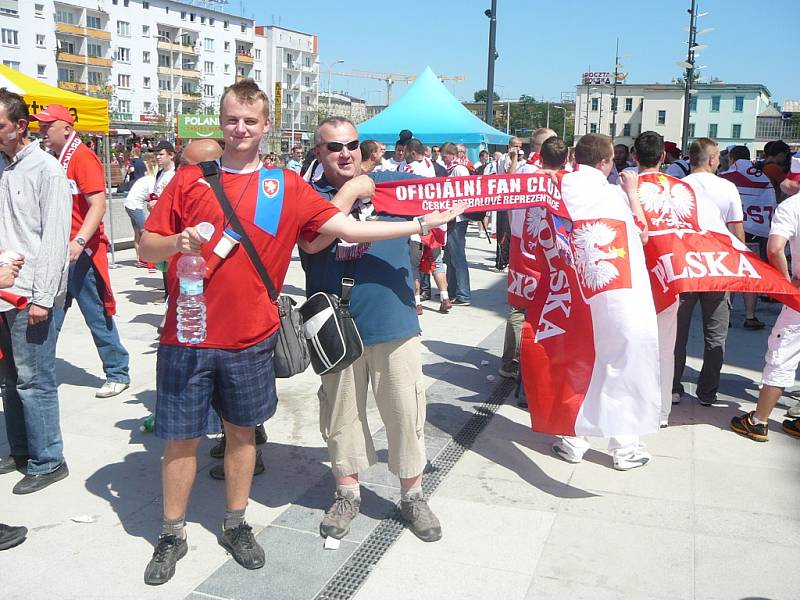 Třetí vítěz společné soutěže Oficiálního fanclubu české reprezentace a Deníku „Fandím nároďáku!“ Daniel Javorský a jeho otec Petr Javorský cestovali na Euro na rozhodující zápas českých fotbalistů s Polskem.