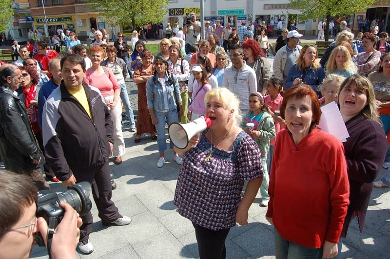 Necelá stovka nezaměstnaných s rodinami demonstrovala před radnicí v Litvínově proti nahrazování sociálních dávek stravenkami.