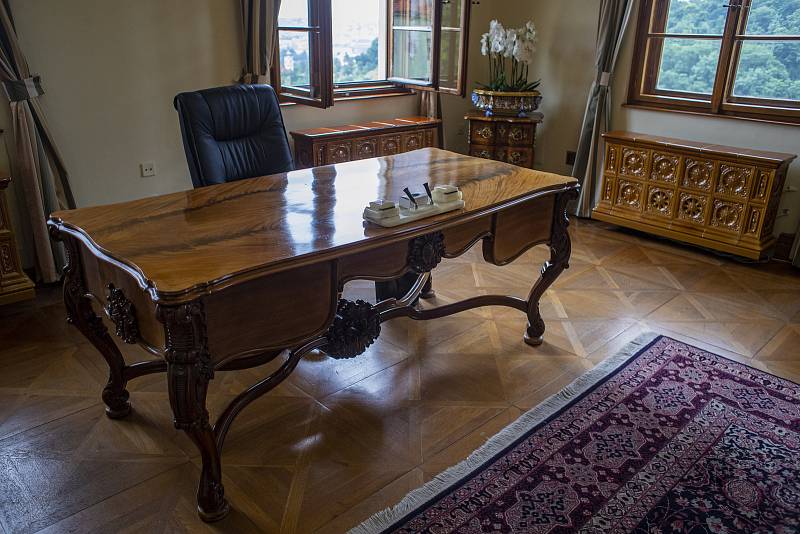 Stůl v pracovně premiéra v Hrzánském paláci