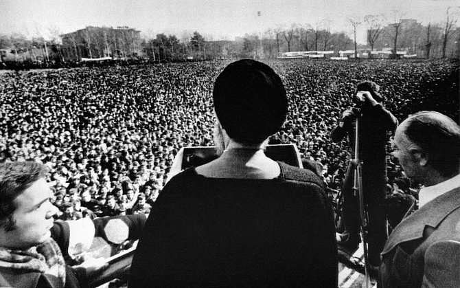Významnou událostí ve vývoji situace v Íránu byla 13. ledna 1979 statisícová manifestace před teheránskou univerzitou, kde bylo přečteno poselství ajatolláha Chomejního.