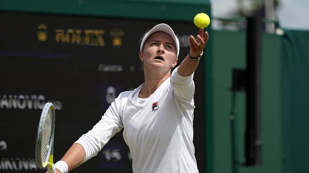 Česká tenistka Barbora Krejčíková ve 3. kole Wimbledonu, 2. července 2022.