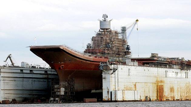 Letadlová loď Admirál Kuzněcov v plovoucím doku