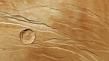 Pohled shora dolů na Tantalus Fossae na planetě Mars