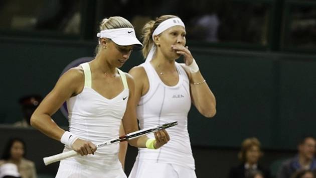 Andrea Hlaváčková s Lucií Hradeckou na Wimbledonu.