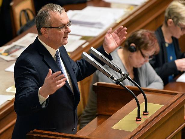 Předseda TOP 09 Miroslav Kalousek na schůzi Poslanecké sněmovny, která pokračovala 11. ledna v Praze.