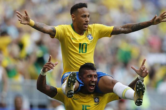Brazilci slaví Neymarovu vítěznou trefu proti Mexiku.