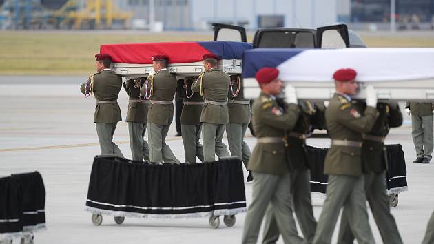 Pietní ceremoniál za zesnulé vojáky na pražském ruzyňském letišti.